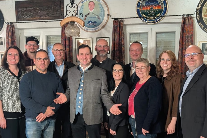 Die Gemeinderats-Bewerber von "Miteinander für Hettenshausen" (MfH) um Listenführer und Bürgermeister-Kandidat Andreas Carmanns (Fünfter von links) mit Ersatz-Kandidatin Christine Hübner (Dritte von rechts). Foto: MfH