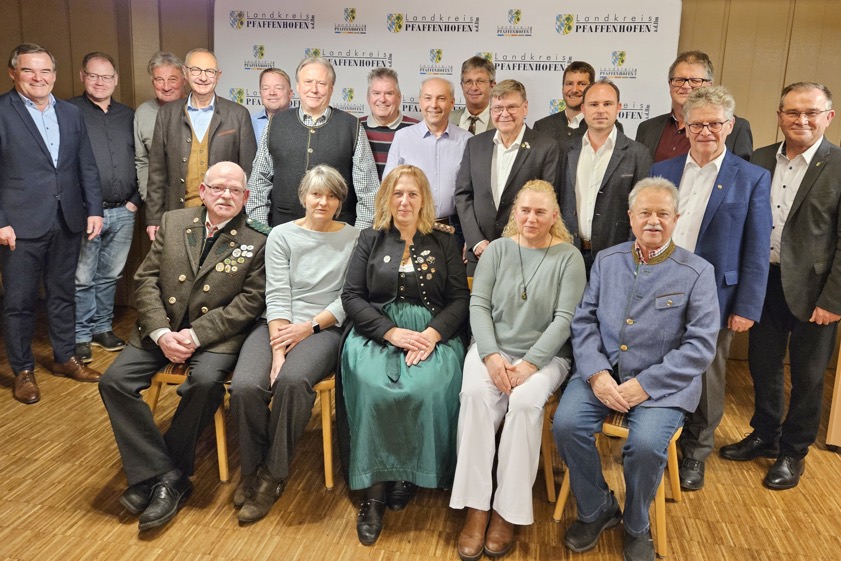 Die anwesenden Geehrten mit Landrat Albert Gürtner (links), Vize-Landrat Karl Huber (rechts) und Florian Weiß (Zweiter von rechts), dem Vorsitzenden der Sportkommission des Landkreises. Foto: Spratter