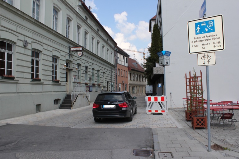 Schluss mit der Wildparkerei: In der Sonnenstraße wurden jetzt drei offizielle Parkplätze ausgewiesen und ein Parkscheinautomat aufgestellt.