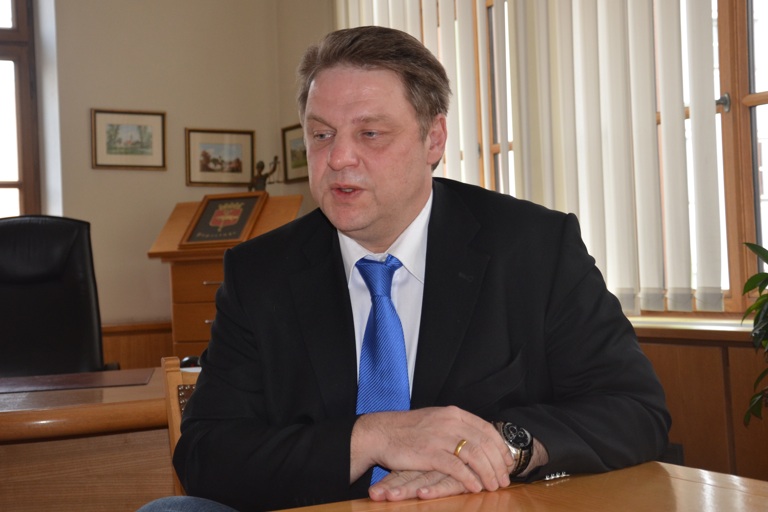 Der Wolnzacher Bürgermeister Jens Machold in seinem Amtszimmer, wo er offenbar gerne auch mal sitzt, um für die Presse nicht zu sprechen zu sein, wenn ihm ein Thema unangenehm ist.