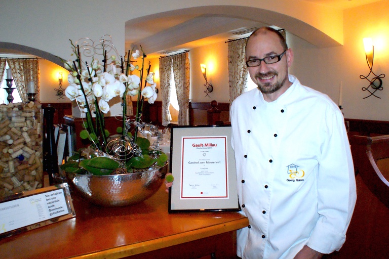 Freut sich über erneut 14 Punkte und eine Haube vom „Gault Millau“: Georg Grimm, Patron und Chefkoch im Gasthaus zum Maurerwirt. Foto: Daiber