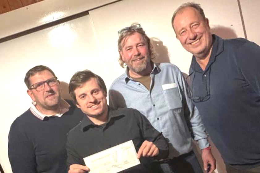 Vize-Vorsitzender Lorenz Dick (links), der scheidende Vereins-Vorsitzende Rene Scheucher, der neue Vereins-Chef Peter Schemitsch und der Dritte Vorsitzende Christian Kleinheinz. Fotos: SpVgg Steinkirchen
