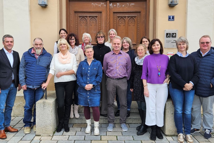 Bürgermeister Thomas Herker (von links), Martin Fahn, Personalrats-Vorsitzende Marion Friedl (hinten), Kerstin Lehmann (vorne), Elisabeth Kuntscher, Therese Becker, Yvonne Andreä-Diebold (vorne), Silke Gräser, stellvertretende Personalrats-Vorsitzende Katrin Cleemen, Bernhard Käser, Andrea Wiesbeck, Katharina Wolf, Andrea Beicht, Eva Kornas, Barbara Sandt und Max Penger. Nicht auf dem Bild: Veronika Maltan-Kleidorfer, Christoph Hörmann und Ursula Pichler. Foto: Stadt Pfaffenhofen