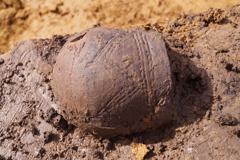 Ein neolithisches Kleingefäß, das bei der Ausgrabung in Flitzing-Schloßfeld gefunden wurde. Foto: Fa. SingulArch