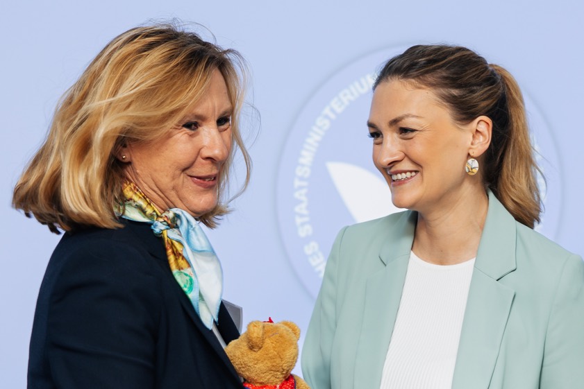 Sabine Bauer aus Gerolsbach (links) und Ministerin Judith Gerlach. Fotos: Bayerisches Staatsministerium für Gesundheit, Pflege und Prävention