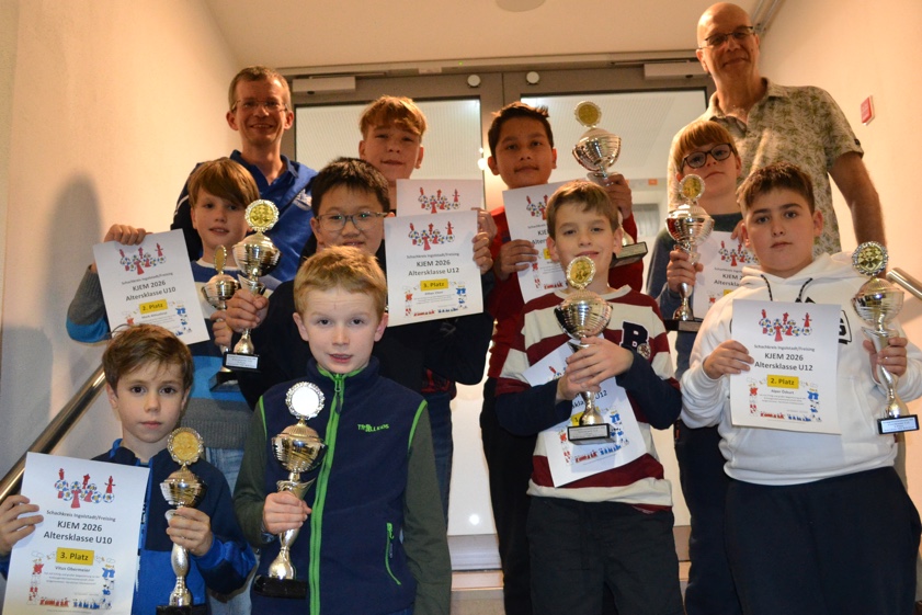 Einige der Titelträger der Jugend-Einzel-Meisterschaft im Schachkreis Ingolstadt-Freising mit Sebastian Mucke (hinten, links), dem Leiter der Schach-Abteilungs beim TSV Rohrbach, sowie Kreisjugend-Spielleiter Christoph Zill (hinten, rechts). Fotos: oh