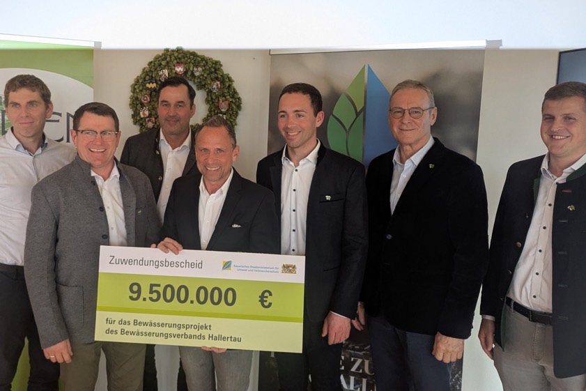 Symbolische Übergabe des Zuwendungs-Bescheids über 9,5 Millionen Euro an das Vorstands-Gremiums des Bewässerungs-Verbands: Martin Schlittenbauer (von links), Johann Ostler, Karl Pichlmeyer, Minister Thorsten Glauber, Johannes Stampfl, Adi Schapfl und Lukas Raith. Fotos: Quelle: Bewässerungs-Verband Hallertau