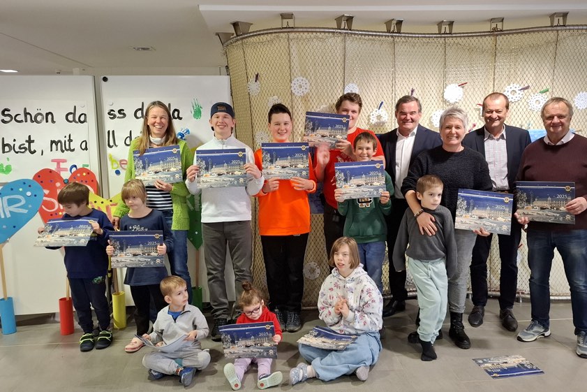 Schul-Leiterin Martina Drexler, Landrat Albert Gürtner, Elternbeirats-Vorsitzende Dominique Buchholz, Franz Schreyer (Geschäftsführer des Vereins "Hilfe für das behindert Kind") und Anton Steinberger (Vorsitzender des Vereins "Hilfe für das behindert Kind") mit Kindern und Jugendlichen von der Adolf-Rebl-Schule Pfaffenhofen. Foto: Rottler