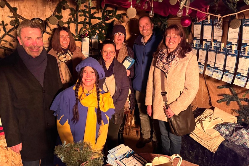 Von links: Mathias Breitner (Verein "Lebendige Innenstadt"), Claudia Daniel ("A.p.e."-Familienhilfe), Pfaffenhofener Weihnachtswichtel, Katja Meier (HPZ Pfaffenhofen), Petra Egger ("A.p.e."-Familienhilfe), Klaus Bieber (Caritas) und Hermine Seidl (HPZ Pfaffenhofen). Foto: Schaipp