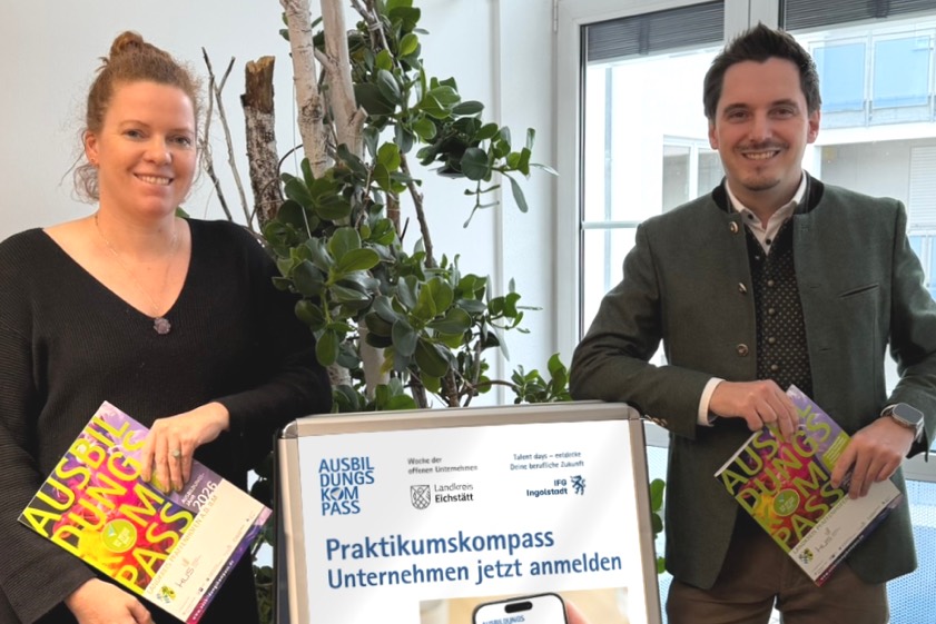 Nadja Freigang vom KUS und KUS-Chef Johannes Hofner präsentieren den "Praktikums-Kompass". Foto: Daria Chernova