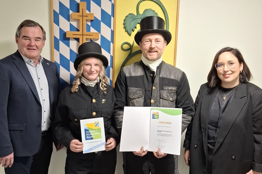 Landrat Albert Gürtner (von links), Isabellé Rother und Daniel Rother sowie Julia Metzner, zuständige Abteilungs-Leiterin am Landratsamt. Foto: Rottler