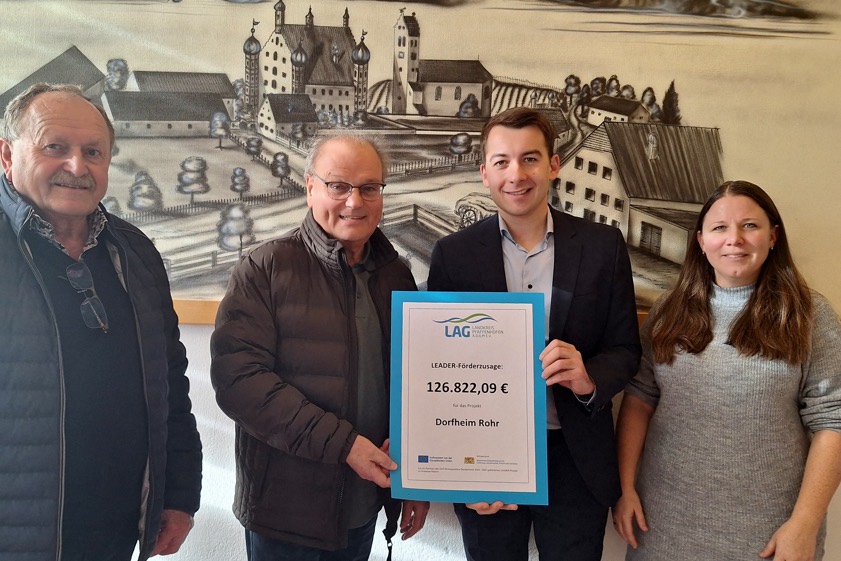 Von links: Hermann Rottmair und Stefan Maier von der Dorfgemeinschaft in Rohr, der Rohrbacher Bürgermeister Christian Keck sowie LAG-Managerin Tina Schuler. Foto: LAG