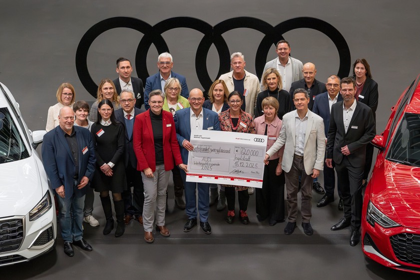 Karola Frank (stellvertretende Betriebsrats-Vorsitzende), Jörg Schlagbauer (Betriebsrats-Vorsitzender) und Xavier Ros (Vorstands-Mitglied) überreichten einen symbolischen Scheck an Vertreterinnen und Vertreter von einigen der insgesamt 92 bedachten Einrichtungen. Foto: Audi-AG