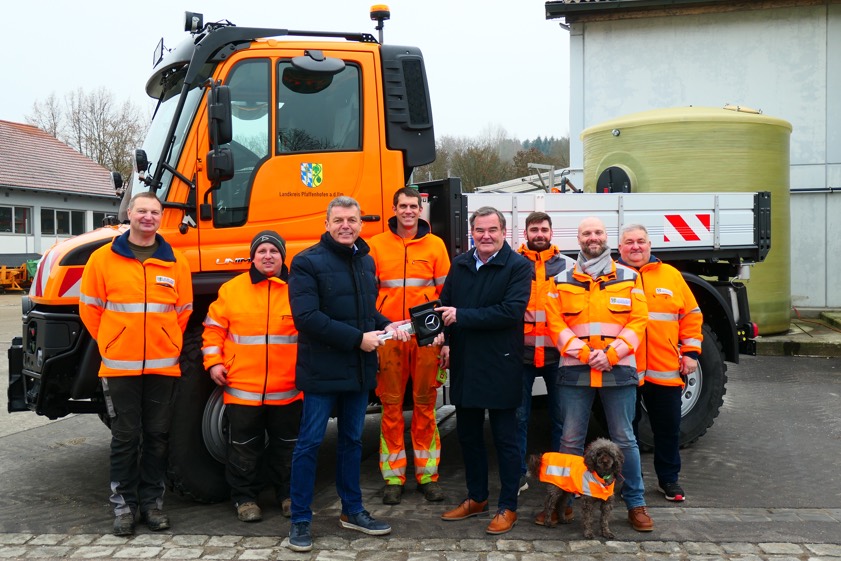 Von links: Georg Stängl, Christian Weiher, Heinz Hirsch von der Firma Henne, Mathias Eichner, Landrat Albert Gürtner, Tobias Wenhardt, Andreas Krimm, Stefan Reisner und Hund "Henry". Foto: Wallner