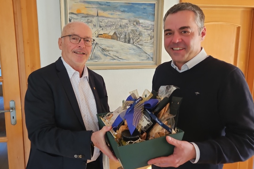 Bürgermeister Thomas Herker (rechts) gratuliert Theo Abenstein zum 80. Geburtstag. Foto: Stad Pfaffenhofen