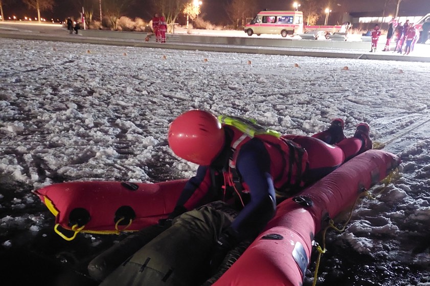 Das Bild entstand bei einer Eisrettungs-Übung der Kreiswasserwacht von Ingolstadt am Piuspark-See. Foto / Grafik: Kreiswasserwacht Ingolstadt / Wasserwacht Bayern