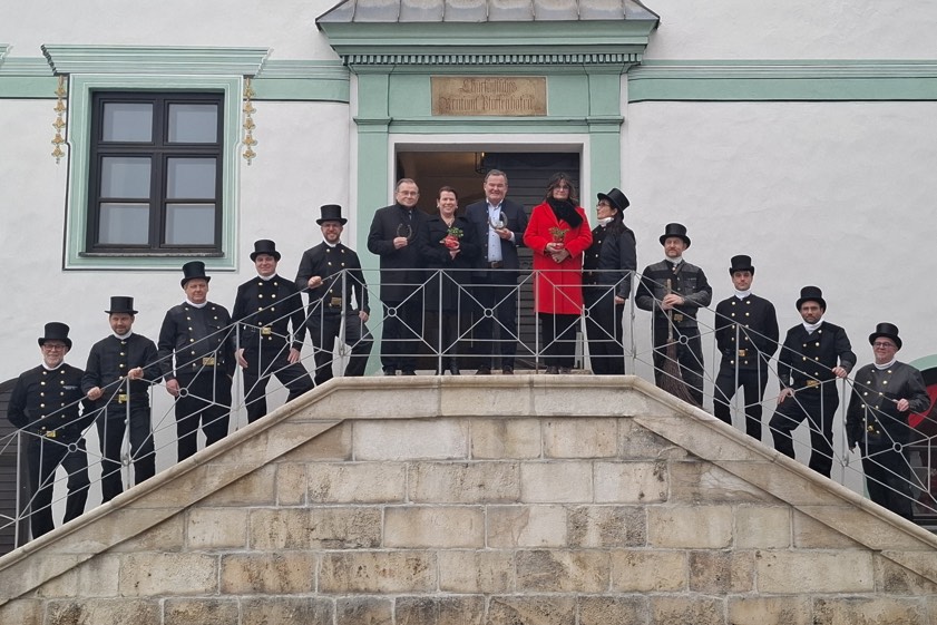 Landrat Albert Gürtner (Mitte), Vize-Landrat Karl Huber sowie die stellvertretenden Landrätinnen Elke Drack und Kerstin Schnapp mit einer Kaminkehrerin und neun Kaminkehrern. Foto: Schlosser