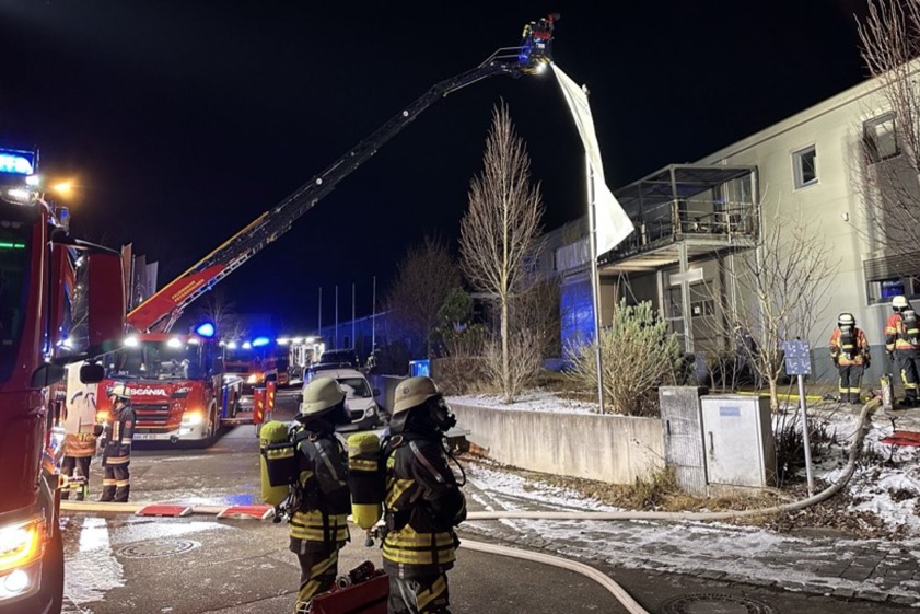 In Jetzendorf geriet ein Balkon in Flammen. Fotos: vifogra