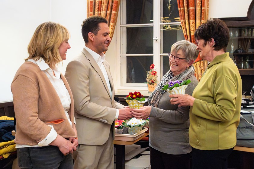 BRK-Kreisgeschäftsführer Michael Fochler und BRK-Ehrenamts-Koordinatorin Silvia Duckstein (links) überreichten Blumen – hier an Dora Schnapp und Dora Holzmayr (rechts) Foto: Thunig