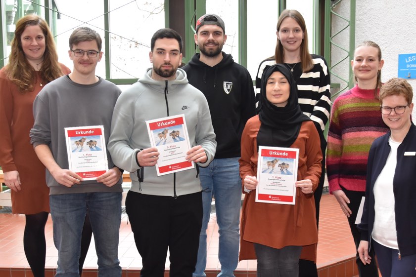 Martina Kreitmayr von der Sparkasse in Pfaffenhofen, übergab die Urkunden und Schecks an die erfolgreichsten Spielgruppen der Berufsschule. Foto: Berufsschule Pfaffenhofen