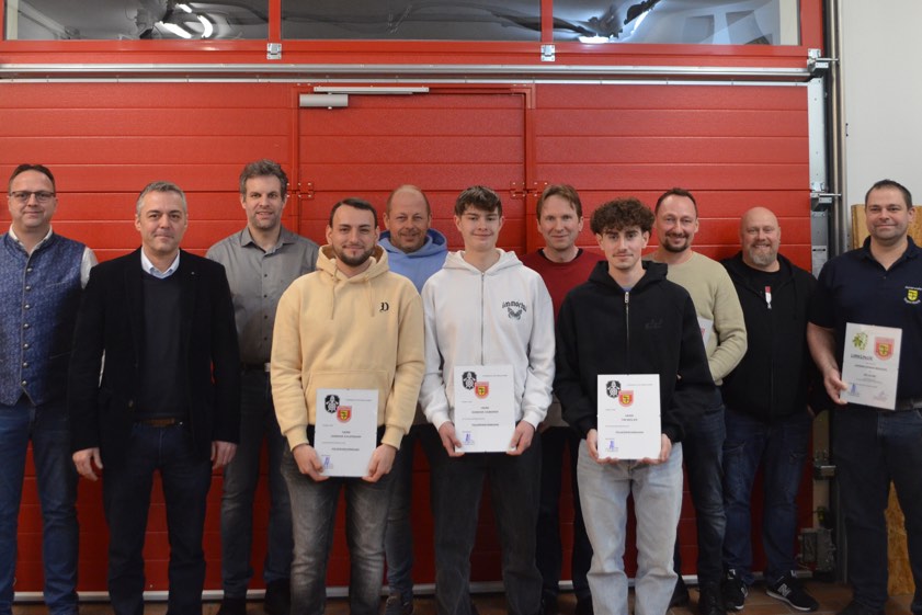 Die beförderten und geehrten Floriansjünger mit den Kommandanten und Bürgermeister Thomas Herker sowie Mitgliedern des Vereins-Vorstands. Foto: Seiler / Feuerwehr Tegernbach