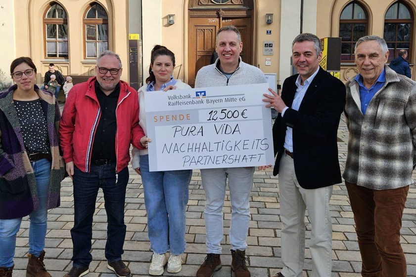 Von links: Veronika Seitz (Projekt-Leiterin der Nachhaltigkeits-Partnerschaft der Stadt Pfaffenhofen), Markus Käser (Co-Vorsitzender "Pfaffenhofener Land"), Kinga und Klaus Wildmoser von der Rösterei "Fausto", Bürgermeister Thomas Herker und Sepp Amberger (Projekt-Leiter der Pfaffenhofener "Boden-Allianz"). Foto: Maier