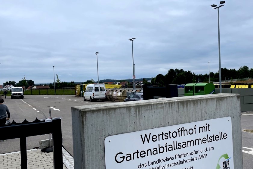 Der Wertstoffhof in Hohenwart. Archivfoto oben: Zell, Grafik unten: AWP