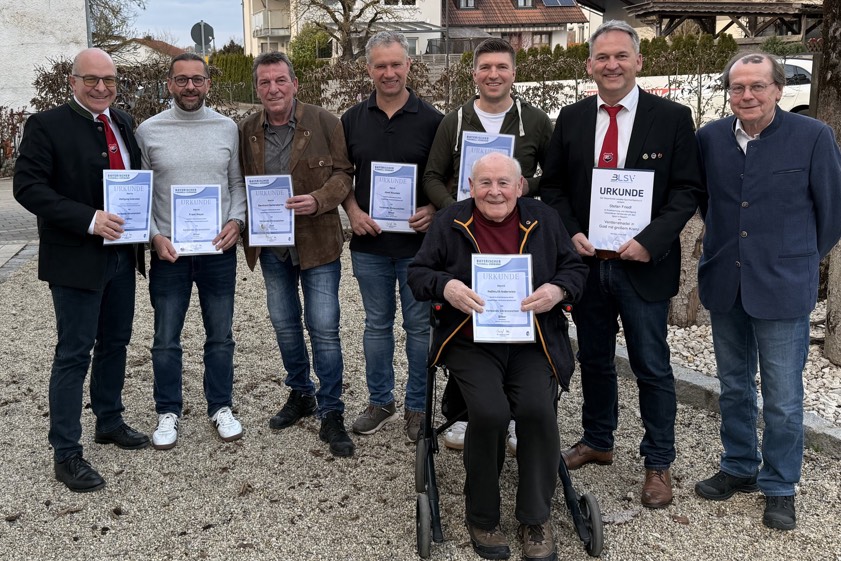 Etliche BCU-Mitglieder wurden im Rahmen der Generalversammlung geehrt; von links: Ehrenvorsitzender Wolfgang Inderwies (30 Jahre Mitgliedschaft), Franz Mayer (30 Jahre Mitgliedschaft), Bernhard Geilersdorfer (40 Jahre Mitgliedschaft), Josef Neumeir (30 Jahre Mitgliedschaft), Thomas Maier (30 Jahre Mitgliedschaft), sitzend Hellmuth Inderwies (30 Jahre Mitgliedschaft), Erster BCU-Vorsitzender Stefan Friedl (35 Jahre Ehrenamt) und BLSV-Kreisvorsitzender Harald Bruckmeier.