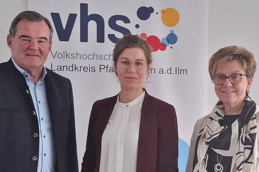 Landrat Albert Gürtner, die stellvertretende VHS-Leiterin Melanie Bayerlein (Mitte) und VHS-Chefin Alice Köstler-Hösl. Foto: Galster