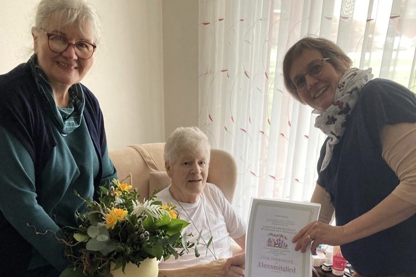 Die Vereins-Vorsitzende Judith Neumeir (links) und Schriftführerin Judith Gruber überreichten Jörg Johannsen die Ernennungs-Urkunde zum Ehrenmitglied.