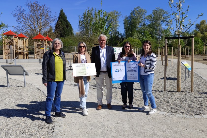 Von links: "Leader"-Koordinatorin Agnes Stiglmaier, Karin Kis (Gemeinde-Verwaltung), Ex-Bürgermeister Martin Schmid, LAG-Managerin Tina Schuler und Sophia Hasler (Gemeinde-Verwaltung) bei der Eröffnung des Bewegungspark mit Streuobst wiese in Vohburg. Foto: Müller