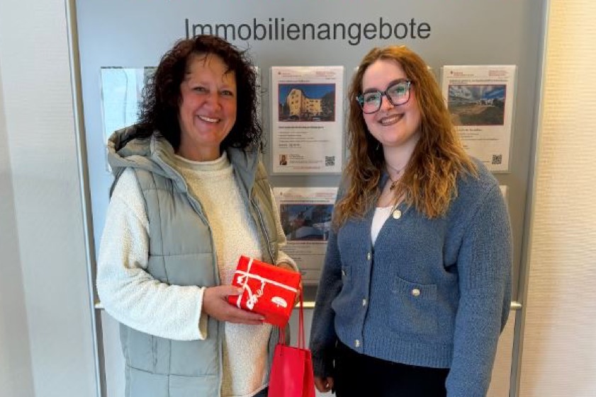 Anita Lampferhoff (links) und Sparkassen-Mitarbeiterin Josefine Liehr. Foto: oh