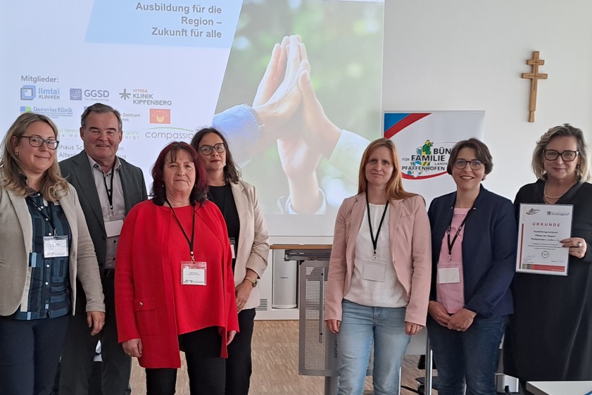 Übergabe der Aufnahme-Urkunde an den Ausbildungs-Verbund für Pflege in der Region: Bündnis-Koordinatorin Stefanie Müller (von links), Landrat Albert Gürtner, Heike Förster, Kristina Müller, Anne Bunke, Verena Groß und Alicja Meinert. Fotos: Alice Köstler-Hösl