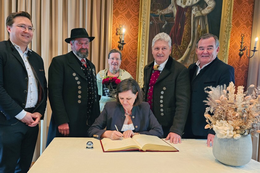 Der Bundestagsabgeordnete Christian Moser (von links), Armin Schmid vom bayerischen Trachten-Verband, Anna Felbermeier vom Vorstand des örtlichen Trachten-Vereins, Landtags-Präsidentin Ilse Aigner, Vize-Bürgermeister Peter Heinzlmair und Landrat Albert Gürtner. Fotos: Stadt Paffenhofen