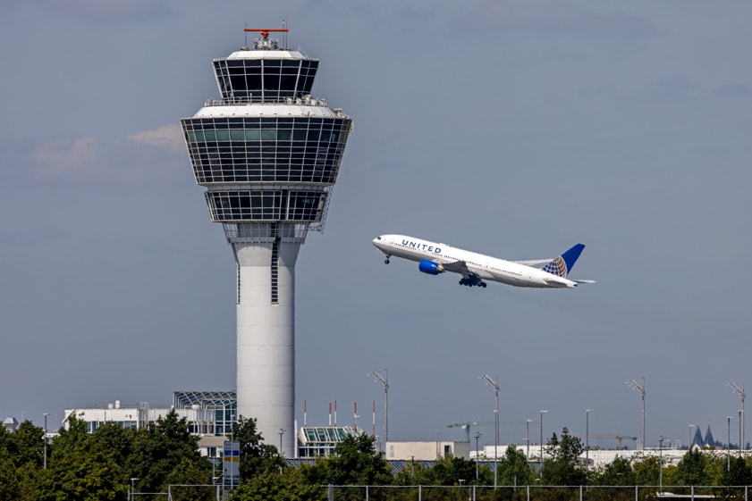 Eine startende Boeing 777-300 von United-Airlines neben dem Tower. Archivfoto: Michael Fritz, FMG