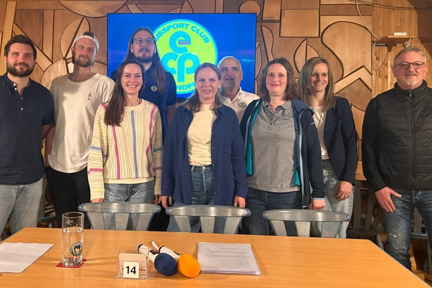 Von links: Michael Pfab (Beisitzer), Quirin Oexler (Beisitzer), Andrea Döllner (Beisitzerin), Jan Hofbauer (Erster Vorsitzender), Katrin Haller (Dritte Vorsitzende), Stefan Pfab (Vize-Vorsitzender), Katha Heinziger (Beisitzerin), Michaela Bogenrieder (Schriftführerin), Thomas Greifenstein (Beisitzer). Foto: oh