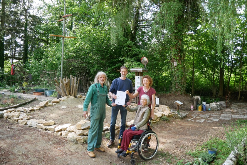 Naturgarten-Planer Achim Bruns (Zweiter von links) überreicht die Gold-Urkunde an die Inter-Kultur-Garten-Koorinatoren Martha Dietmair, Erika Gindert und Manfred "Mensch"Mayer.