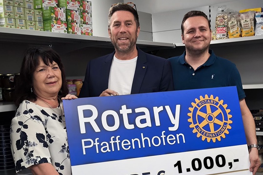 Helga Meier und Marco Wolf von der "Tafel"-Einrichtung in Manching nahmen die Spende der Rotarier von Christian Leitner (Mitte) entgegen. Foto: Boidol