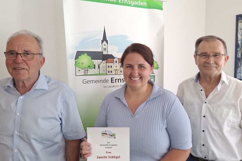 Bürgermeister Karl Huber (rechts), Jugend-Beauftragte Jeanette Schlegel und Vize-Bürgermeister Otto Breu. Fotos: oh / Gemeinde Ernsgaden