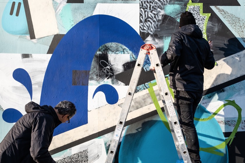 Die beiden Graffiti-Veteranen Patrick Hartl und Christian Hundertmark C100 gestalten laut Stadtverwaltung mit ihrem ganz eigenen Stil, den sie als Künstler-Duo "Layer Cake" weltweit verbreiten, in Pfaffenhofen die Kirchengasse 2 über zwei Tage. Fotos: Layer Cake, Regina Baierl, Robert Andreas Drude, Benedikt Hipp / Nicolas Krupp, Bettina Kiebler