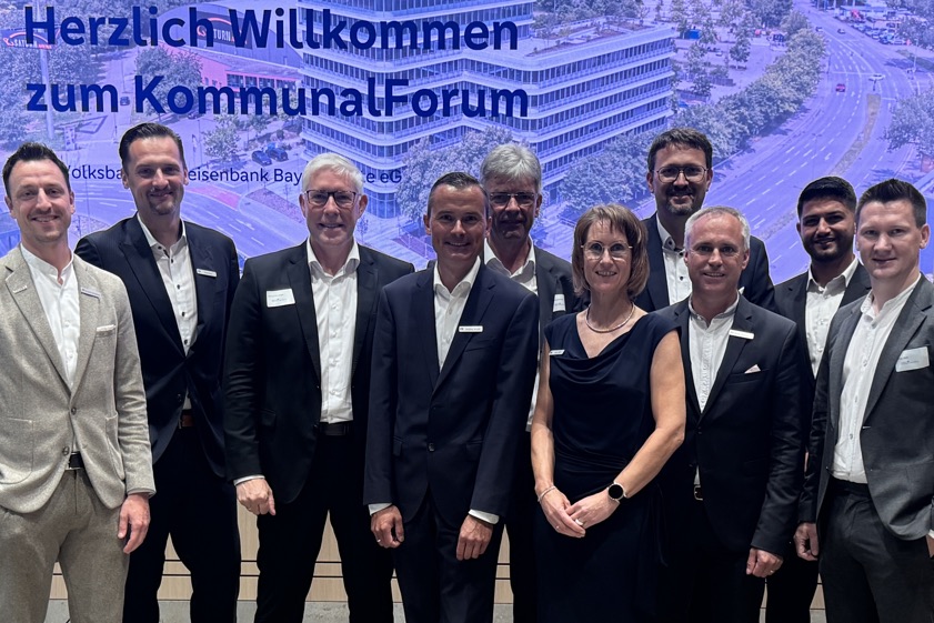 Von links: Benjamin Schmidramsl (Bereichs-Direktor für "Private Banking"), Franz Kraus (Bereichs-Direktor für Firmenkunden), Helmut Kundinger (Vorstands-Mitglied), Andreas Arnold (Firmenkunden-Manager sowie Spezialist für Bauträger und öffentliche Kunden,) Wolfgang Gebhard (Vorstands-Mitglied), Ulrike Göltl (Team-Leiterin für Payment), Tobias Schuster (General-Bevollmächtigter), Günter Riedmayr (Leiter der Abteilung für Privatkunden-Versicherungen), Yakoub Yacoub (Versicherungskammer Bayern) und Philipp Steib (Leiter der Abteilung für medialen Vertrieb).