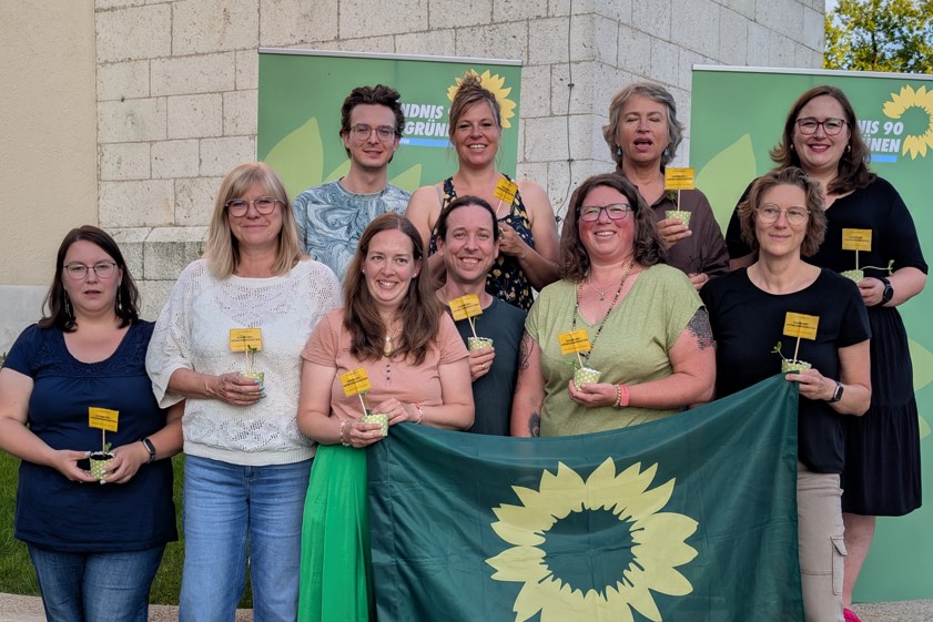 Nadja Koller (vorne, von links), Elke Unland, Nadine Ziegler, Dominik Ziegler, Sylvia Fröhlich, Judith Thomandl sowie Leon Eckert (hinten, von links), Bettina Markl, Gisela Sengl und Irina Freihardt. Foto: Foto: Mayfahrt
