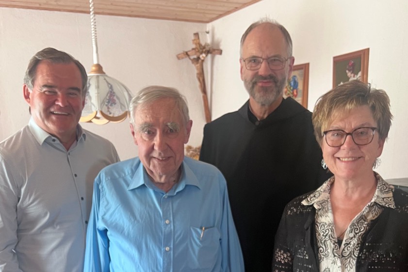Landrat Albert Gürtner (von links), Johann Hösl, Pater Benedikt Friedrich sowie Alice Köstler-Hösl, die Vize-Bürgermeisterin von Scheyern und Schwiegertochter des Jubilars. Foto: Kreitmeyer
