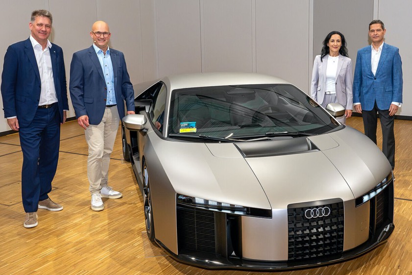 Von links: Gernot Döllner (Vorstands-Chef von Audi), Jörg Schlagbauer (Betriebsrats-Vorsitzender), Rita Beck (stellvertretende Betriebsrats-Vorsitzende), Xavier Ros (Vorstands-Mitglied von Audi). Foto: Audi