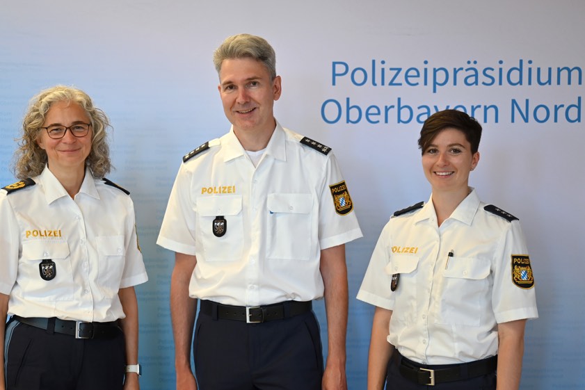 Von links: Kerstin Schaller (Chefin des Polizeipräsidiums Oberbayern-Nord in Ingolstadt), Markus Biber (neuer Leiter der Polizeiinspektion in Geisenfeld) und Nadine Aichinger (scheidende Leiterin der Polizei-Dienststelle in Geisenfeld). Fotos: Polizei