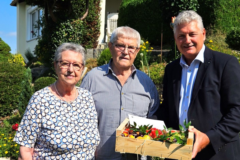 Erna und Lorenz Kreitmayr mit Peter Heinzlmair (rechts). Foto: Stadt Pfaffenhofen