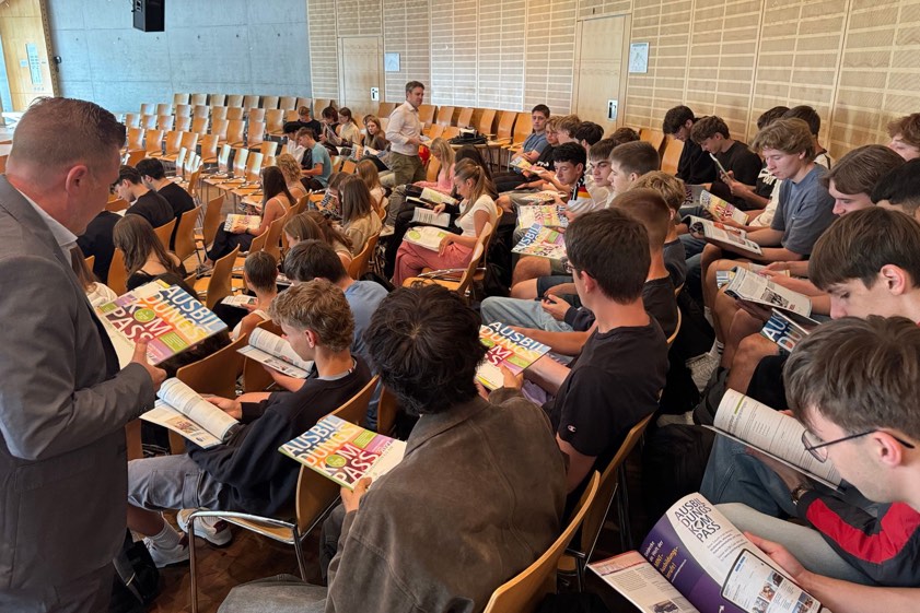 Der stellvertretende Landrat Andreas Aichele (links) übergab den neuen "Ausbildungs-Kompass" an Schülerinnen und Schüler des Hallertau-Gymnasiums. Fotos: KUS