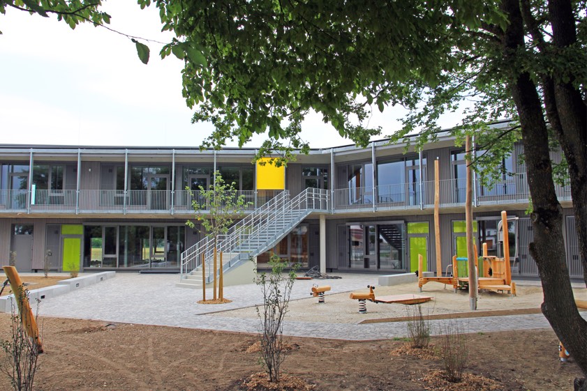 Die neue Kindertagesstätte "Kunterbunt" mit großem Garten bietet ab September Platz für bis zu sechs Kita-Gruppen. Fotos: Markt Manching, Foerster