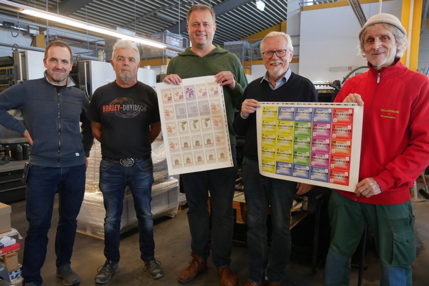 Bei der Übergabe der Ersttags-Drucke der Regionalgeld-Serie 2026, aus denen die insgesamt sechs verschiedenen Werte-Gutscheine geschnitten werden, in der Druckerei "Humbach & Nemazal": Die Drucker Christian Ott und Bruno Nemazal, Zeichner Gottfried Müller sowie Herbert Patig und Manfred "Mensch" Mayer vom Regionalgeld-Verein. Foto: oh