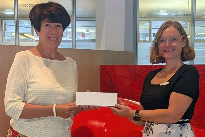 Gisela Unruh freut sich über ihre Apple-Watch. Foto: oh